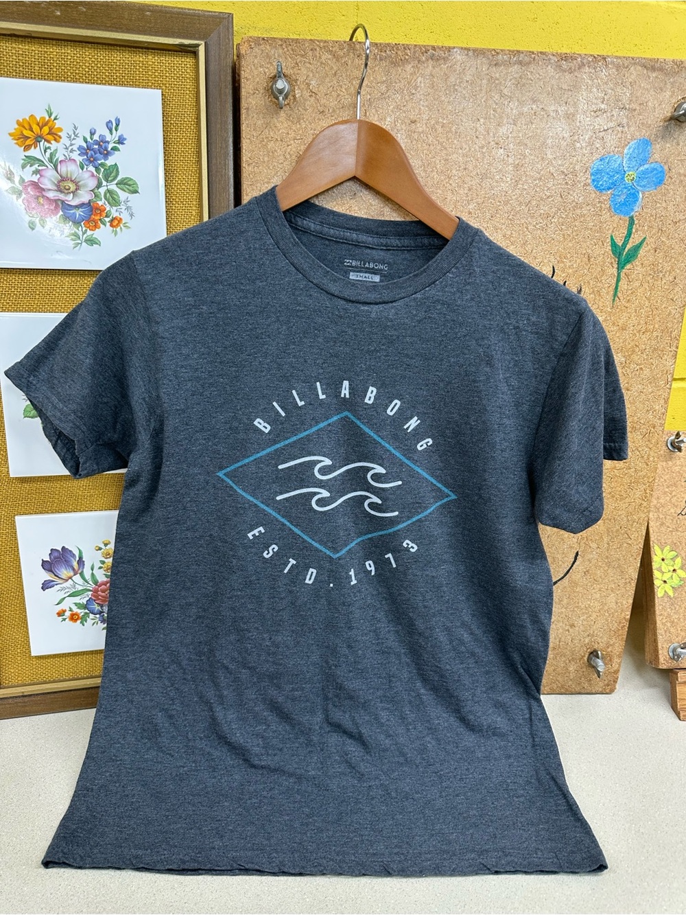 Billabong Charcoal Graphic Tee with Teal Accent Men’s Size Small